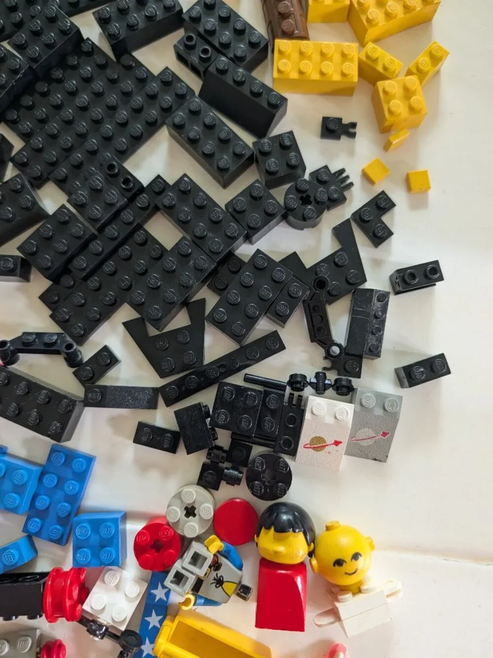 VTG 80s 90s LEGO Lot 600+ Pieces Minifig Parts Figure Bricks Plates Window Wheel